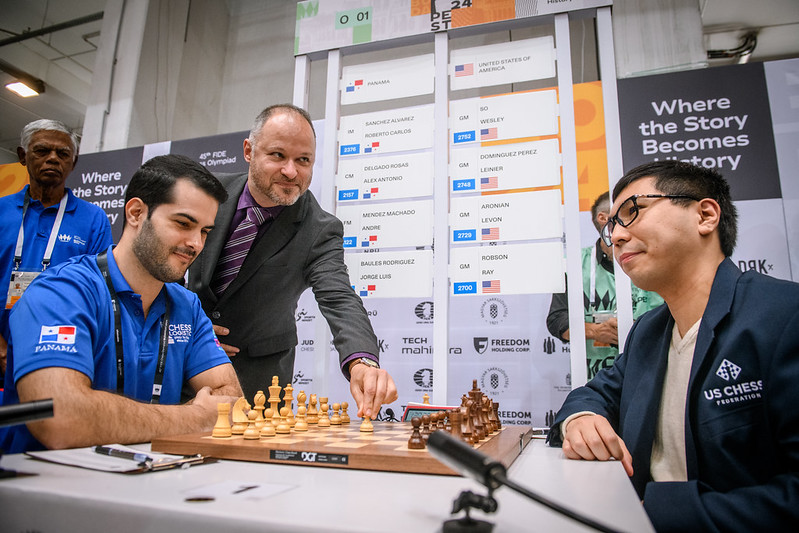 El saque de honor en el primer tablero |  Foto: Mihail Walusza / Mark Livshit (FIDE)